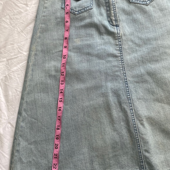 Topshop Jean skirt with front floral embroidered pockets with snaps. Size 6 - Picture 11 of 16